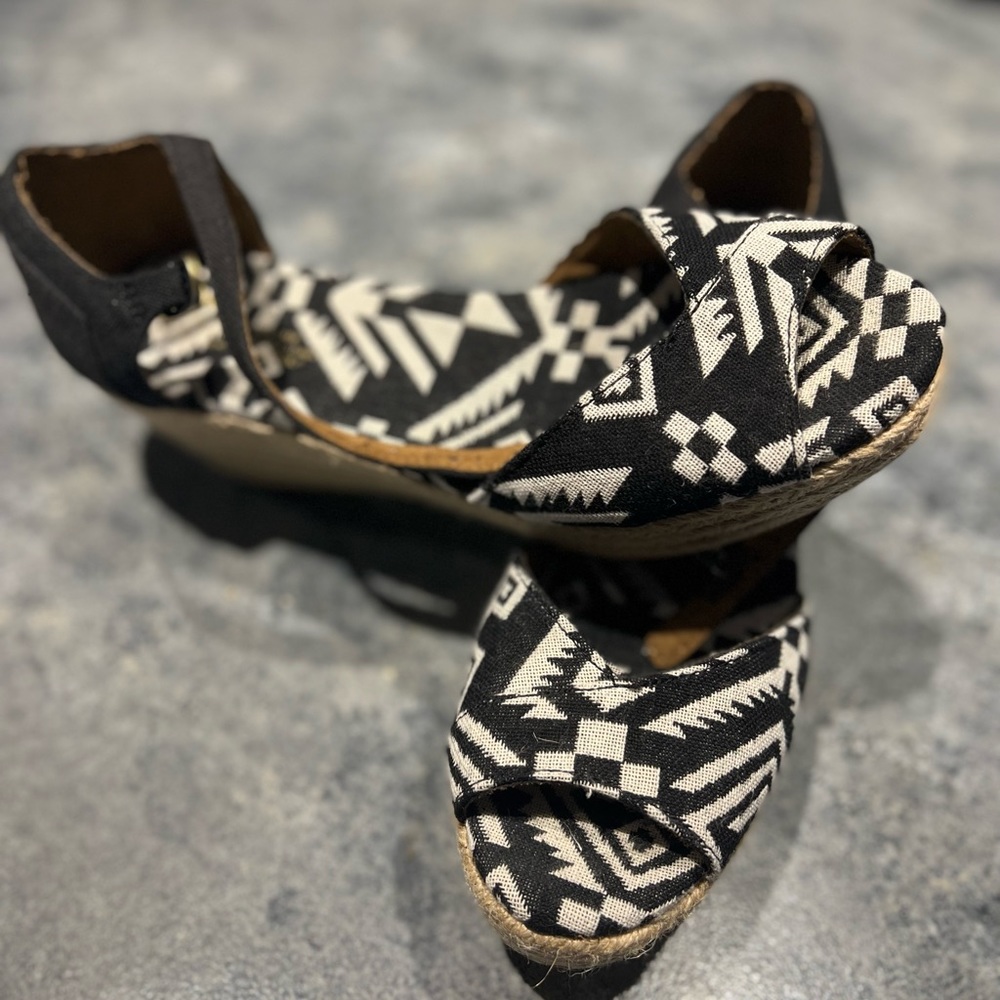 Toms Aztec Espadrille Platform Wedge Sandals Black White Canvas Women's 8.5 NWOT